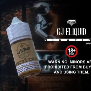 GJ 煙油香草巧克力口味瓶身特寫，背景為霓虹燈酒吧街景，展現濃郁甜感風格。